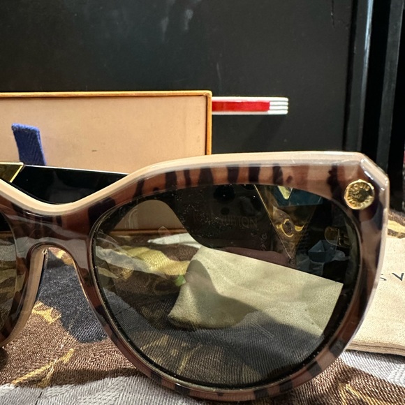 Louis Vuitton sunglasses some scratches on inner part as indicated - Picture 12 of 16